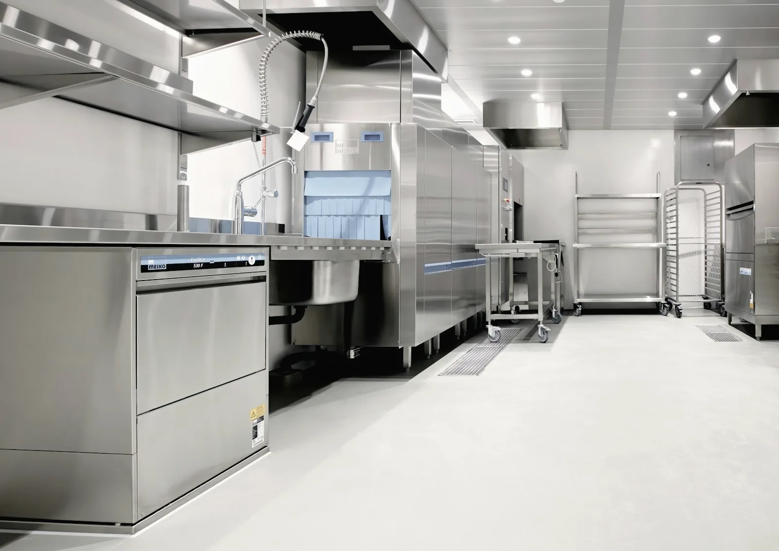 Équipements inox d’une cuisine professionnelle à l’arrêt
