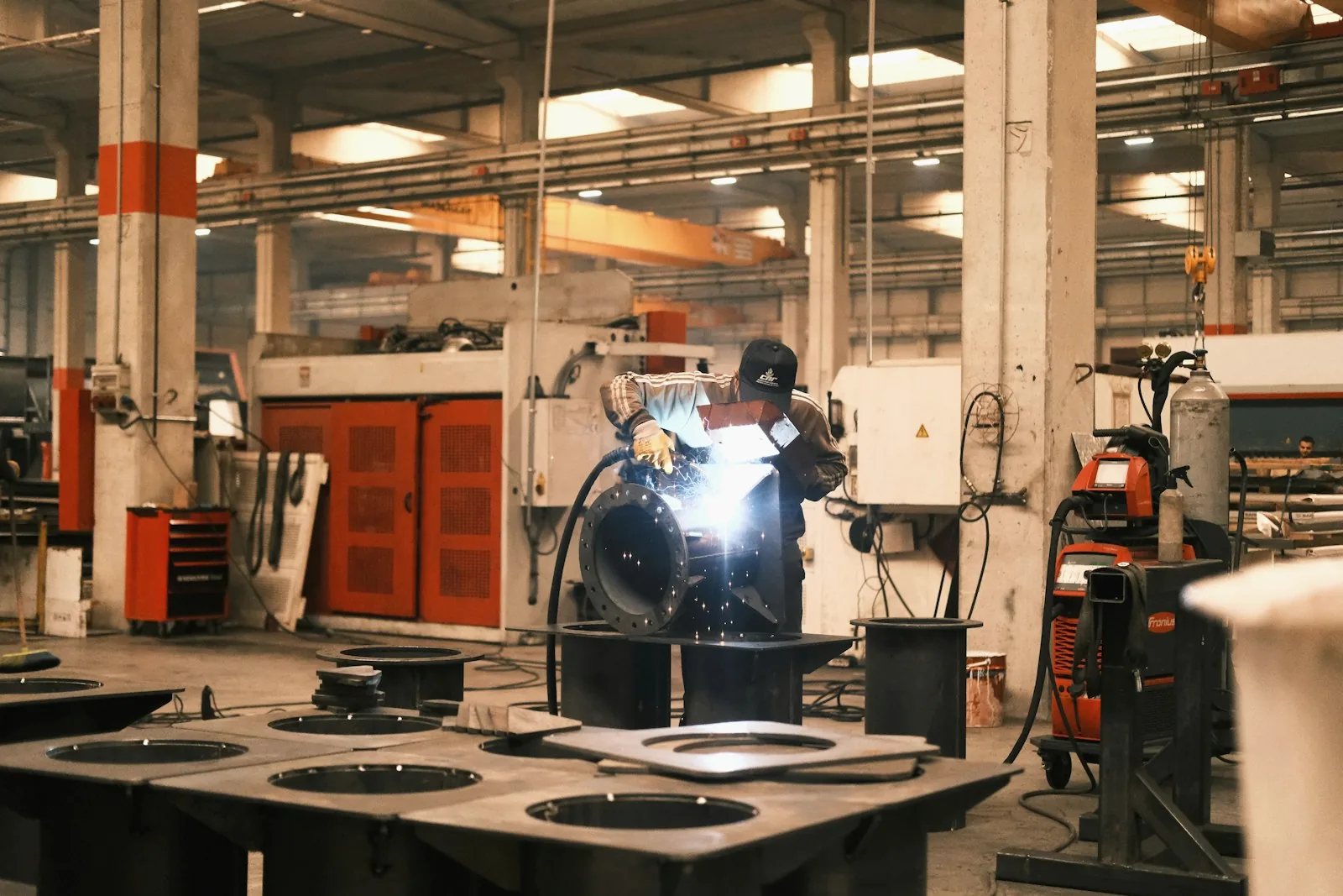 Soudeur au travail dans l’atelier d’une PME