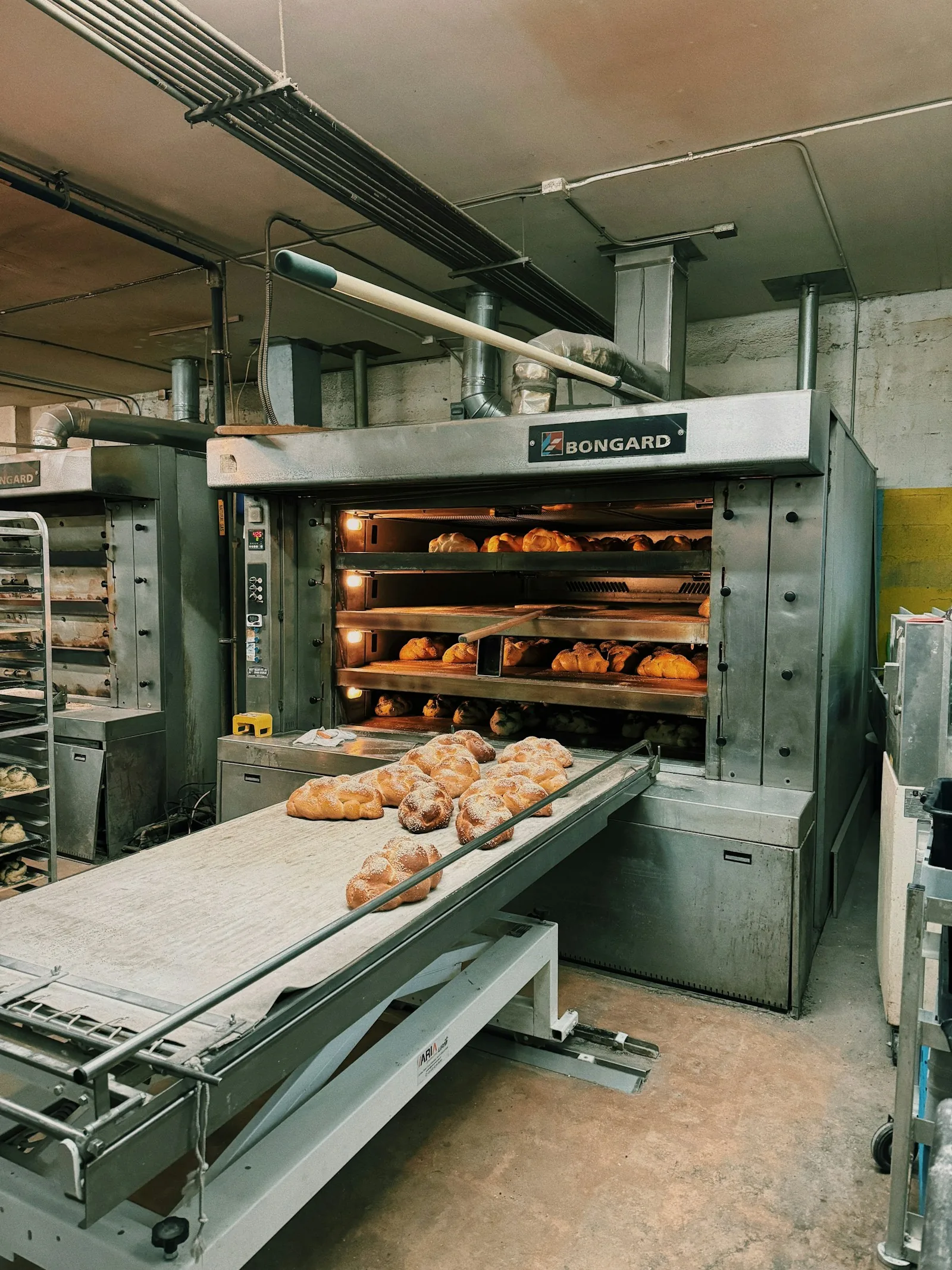 Four à étages d’une boulangerie professionnelle chargé de pains en cuisson